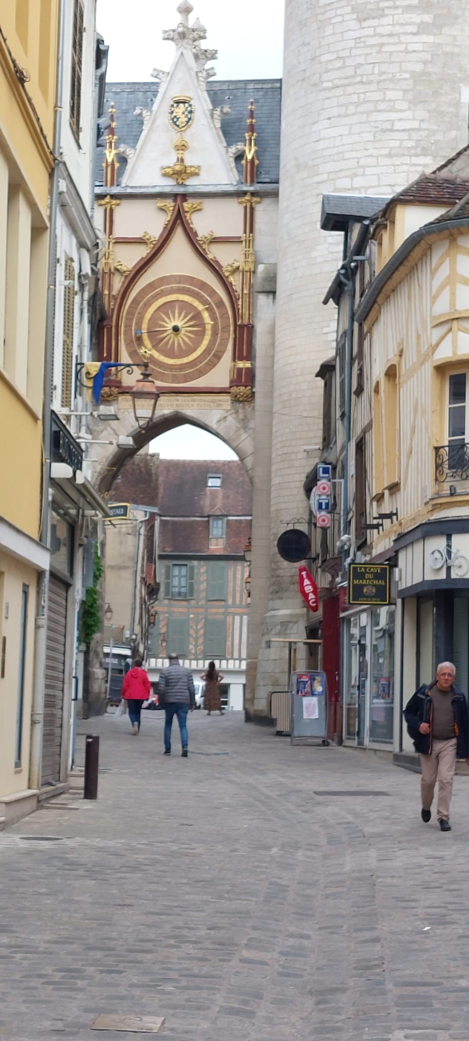 Horloge à Auxerre